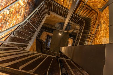 Kilisenin kulesine dolambaçlı bir merdiven vasıtasıyla giriş, Czestochowa 'daki Kutsal Bakire Meryem Manastırı' ndaki kilise kulesine giden karanlık bir koridor, Jasna Gora 'daki manastır.