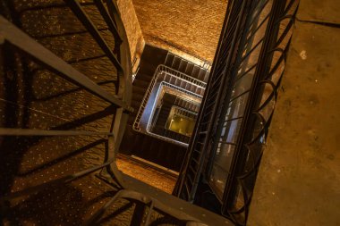 Kilisenin kulesine dolambaçlı bir merdiven vasıtasıyla giriş, Czestochowa 'daki Kutsal Bakire Meryem Manastırı' ndaki kilise kulesine giden karanlık bir koridor, Jasna Gora 'daki manastır.