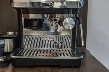 Yarı otomatik modern kahve makinesi, köpüklü piston kahve makinesi, evde sabah kahvesi.