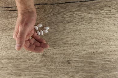 Hasta reçeteli ilaçları sayıyor, uyuşturucu bağımlısı adam ağrı kesicileri sayıyor, doktor tarafından yönlendirilen ilaçları alıyor.