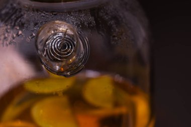 Dekoratif cam çaydanlık, yakın plan, sertleştirilmiş cam çaydanlık, sıcak sıcak çaydanlık ve mum ısıtıcı.