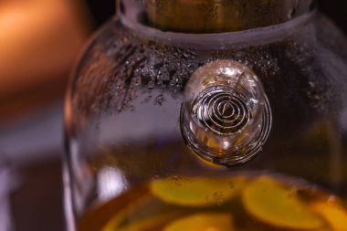 Dekoratif cam çaydanlık, yakın plan, sertleştirilmiş cam çaydanlık, sıcak sıcak çaydanlık ve mum ısıtıcı.