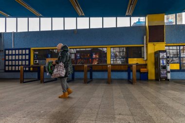 Czestochowa, Polonya, 5 Aralık 2025 - PKS otobüs durağı, eski otobüs durağı, harap olmuş binalar, kapalı önerme