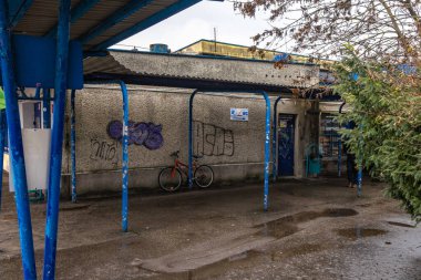 Czestochowa, Polonya, 5 Aralık 2025 - PKS otobüs durağı, eski otobüs durağı, harap olmuş binalar, kapalı önerme