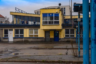 Czestochowa, Polonya, 5 Aralık 2025 - PKS otobüs durağı, eski otobüs durağı, harap olmuş binalar, kapalı önerme