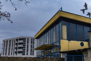 Czestochowa, Polonya, 5 Aralık 2025 - PKS otobüs durağı, eski otobüs durağı, harap olmuş binalar, kapalı önerme