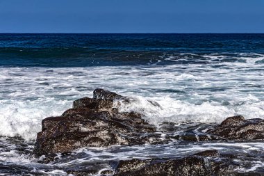 Playa Los Patos, Tenerife 'deki ünlü doğa bilimci plajı Duck Beach ve Atlantik Okyanusu' nun yüksek dalgaları, insanlar için okyanusta tehlikeli dalgalar.