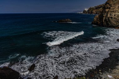 Castro Plajı, Tenerife, yüksek bir uçurumu, dalgalı suları ve Atlantik Okyanusu 'ndaki yüksek dalgaları olan vahşi bir sahil, Rambla de Castro, Playa de Castro