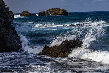 Castro Plajı, Tenerife, yüksek bir uçurumu, dalgalı suları ve Atlantik Okyanusu 'ndaki yüksek dalgaları olan vahşi bir sahil, Rambla de Castro, Playa de Castro