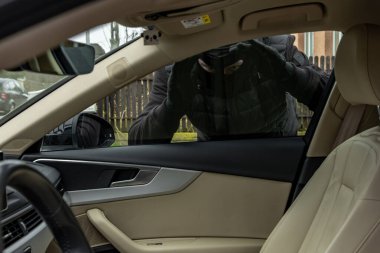 Kar maskeli bir adam, tek kişilik bir evin önünde park etmiş bir arabayı açmaya ve çalmaya çalışıyor. Modern hırsızlık teknikleri kullanılır. Şehir merkezinde bir bavul kullanarak araba hırsızlığı girişimi..