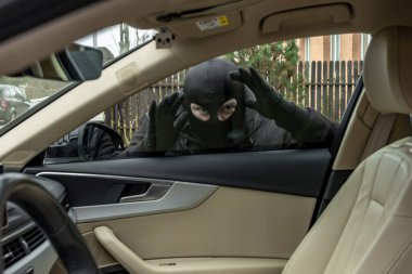 Kar maskeli bir adam, tek kişilik bir evin önünde park etmiş bir arabayı açmaya ve çalmaya çalışıyor. Modern hırsızlık teknikleri kullanılır. Şehir merkezinde bir bavul kullanarak araba hırsızlığı girişimi..