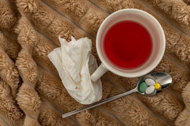 Bardakta ahududu suyu bulunan su: nezle için ev yapımı ilaç, sümüklü dokular, Avrupa 'da grip salgını, tehlikeli grip virüsü