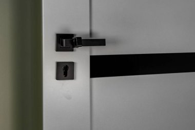 Siyah saplı beyaz kapı, kapı mandalı, duvar koruması, tadilat, lastik kapı kolu korumalı.