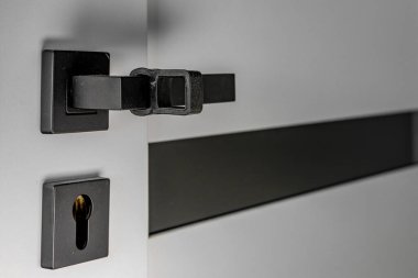 Siyah saplı beyaz kapı, kapı mandalı, duvar koruması, tadilat, lastik kapı kolu korumalı.