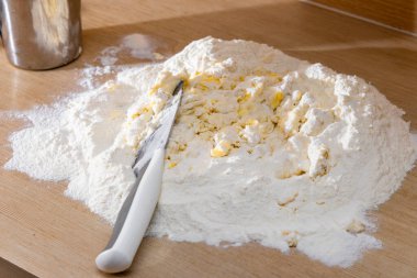 Noel 'de et hamuru için geleneksel hamur işlerini yapmak, mutfakta un, yumurta ve tereyağlı hamur işi yapmak, gerçekçi fotoğraflar.