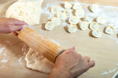 Pierogi mutfak tezgahında et ve mantarla doldurulmuş geleneksel mantarlı hamur köfteleri etle doldurulmuş, Paskalya ve Noel 'de pişirilen yemeklerin gerçekçi fotoğrafları.