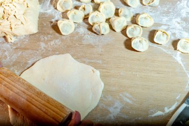 Pierogi mutfak tezgahında et ve mantarla doldurulmuş geleneksel mantarlı hamur köfteleri etle doldurulmuş, Paskalya ve Noel 'de pişirilen yemeklerin gerçekçi fotoğrafları.
