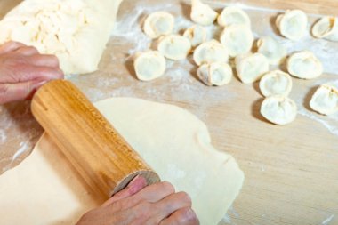 Pierogi mutfak tezgahında et ve mantarla doldurulmuş geleneksel mantarlı hamur köfteleri etle doldurulmuş, Paskalya ve Noel 'de pişirilen yemeklerin gerçekçi fotoğrafları.