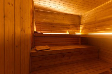 Boş, boş, ısıtmalı sauna Himalaya tuğla duvarı, saunada ahşap duvarlar, Finlandiya saunası, Himalaya tuzu yorucu spor eğitiminden sonra iyileşme.