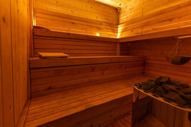 Boş, boş, ısıtmalı sauna Himalaya tuğla duvarı, saunada ahşap duvarlar, Finlandiya saunası, Himalaya tuzu yorucu spor eğitiminden sonra iyileşme.