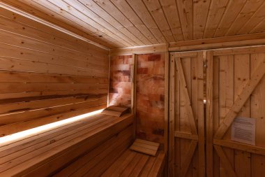 Boş, boş, ısıtmalı sauna Himalaya tuğla duvarı, saunada ahşap duvarlar, Finlandiya saunası, Himalaya tuzu yorucu spor eğitiminden sonra iyileşme.