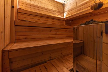 Boş, boş, ısıtmalı sauna Himalaya tuğla duvarı, saunada ahşap duvarlar, Finlandiya saunası, Himalaya tuzu yorucu spor eğitiminden sonra iyileşme.