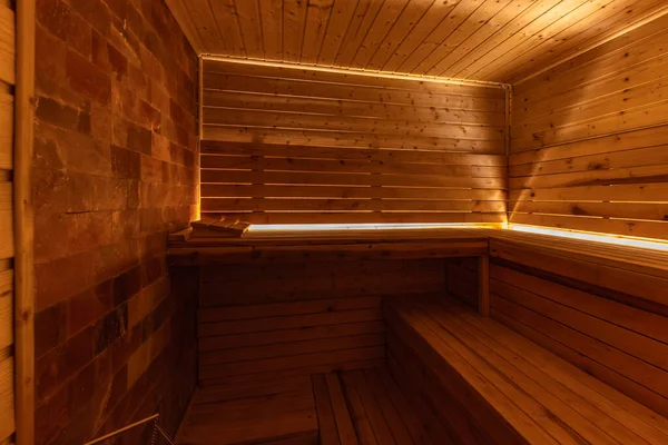 Boş, boş, ısıtmalı sauna Himalaya tuğla duvarı, saunada ahşap duvarlar, Finlandiya saunası, Himalaya tuzu yorucu spor eğitiminden sonra iyileşme.