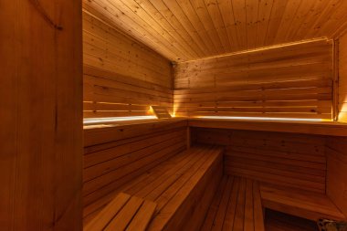 Boş, boş, ısıtmalı sauna Himalaya tuğla duvarı, saunada ahşap duvarlar, Finlandiya saunası, Himalaya tuzu yorucu spor eğitiminden sonra iyileşme.