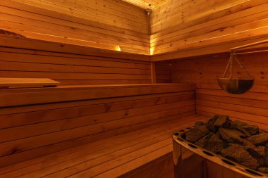 Boş, boş, ısıtmalı sauna Himalaya tuğla duvarı, saunada ahşap duvarlar, Finlandiya saunası, Himalaya tuzu yorucu spor eğitiminden sonra iyileşme.