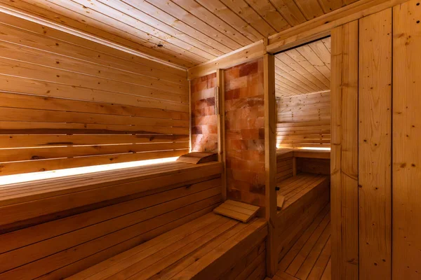 Boş, boş, ısıtmalı sauna Himalaya tuğla duvarı, saunada ahşap duvarlar, Finlandiya saunası, Himalaya tuzu yorucu spor eğitiminden sonra iyileşme.