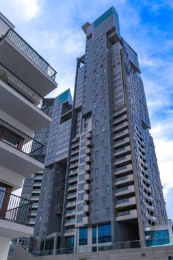 Gdynia, Polonya, Ocak 12026 Gdynia 'daki Su Kuleleri gökdeleninin modern mimarisi,