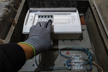 Bodrum duvarındaki eski elektrik sigorta kutusu, eski bir evde elektrik kesintisi, elektrik kesintisi, bozuk elektrik sistemi.