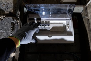 Bodrum duvarındaki eski elektrik sigorta kutusu, eski bir evde elektrik kesintisi, elektrik kesintisi, bozuk elektrik sistemi.