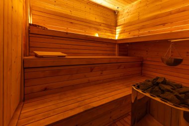 Boş, boş, ısıtmalı sauna Himalaya tuğla duvarı, saunada ahşap duvarlar, Finlandiya saunası, Himalaya tuzu yorucu spor eğitiminden sonra iyileşme.