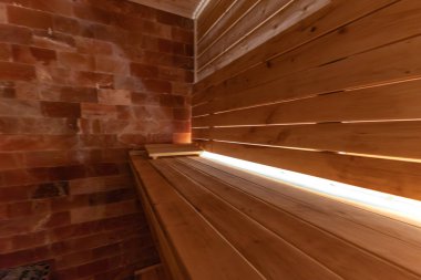 Boş, boş, ısıtmalı sauna Himalaya tuğla duvarı, saunada ahşap duvarlar, Finlandiya saunası, Himalaya tuzu yorucu spor eğitiminden sonra iyileşme.