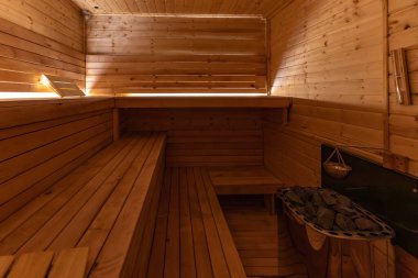 Boş, boş, ısıtmalı sauna Himalaya tuğla duvarı, saunada ahşap duvarlar, Finlandiya saunası, Himalaya tuzu yorucu spor eğitiminden sonra iyileşme.