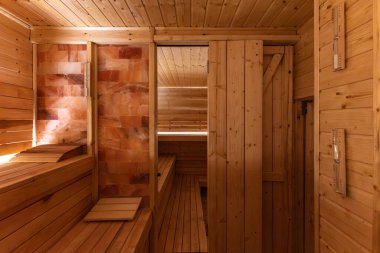 Boş, boş, ısıtmalı sauna Himalaya tuğla duvarı, saunada ahşap duvarlar, Finlandiya saunası, Himalaya tuzu yorucu spor eğitiminden sonra iyileşme.