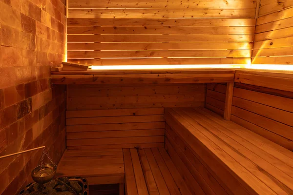 Boş, boş, ısıtmalı sauna Himalaya tuğla duvarı, saunada ahşap duvarlar, Finlandiya saunası, Himalaya tuzu yorucu spor eğitiminden sonra iyileşme.