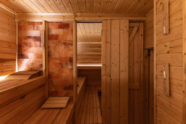 Boş, boş, ısıtmalı sauna Himalaya tuğla duvarı, saunada ahşap duvarlar, Finlandiya saunası, Himalaya tuzu yorucu spor eğitiminden sonra iyileşme.