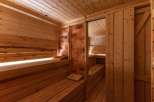 Boş, boş, ısıtmalı sauna Himalaya tuğla duvarı, saunada ahşap duvarlar, Finlandiya saunası, Himalaya tuzu yorucu spor eğitiminden sonra iyileşme.