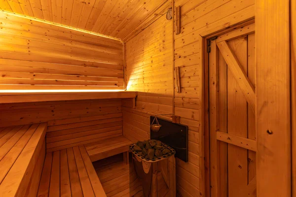 Boş, boş, ısıtmalı sauna Himalaya tuğla duvarı, saunada ahşap duvarlar, Finlandiya saunası, Himalaya tuzu yorucu spor eğitiminden sonra iyileşme.