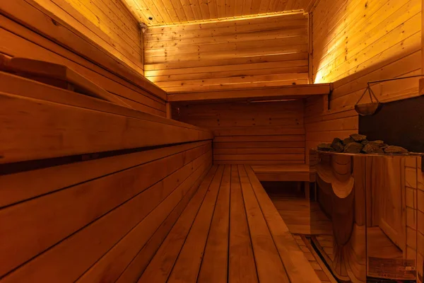 Boş, boş, ısıtmalı sauna Himalaya tuğla duvarı, saunada ahşap duvarlar, Finlandiya saunası, Himalaya tuzu yorucu spor eğitiminden sonra iyileşme.