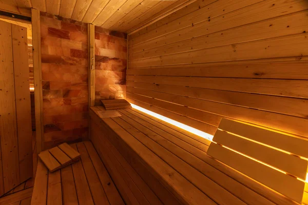 Boş, boş, ısıtmalı sauna Himalaya tuğla duvarı, saunada ahşap duvarlar, Finlandiya saunası, Himalaya tuzu yorucu spor eğitiminden sonra iyileşme.