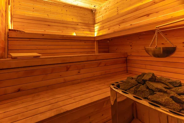Boş, boş, ısıtmalı sauna Himalaya tuğla duvarı, saunada ahşap duvarlar, Finlandiya saunası, Himalaya tuzu yorucu spor eğitiminden sonra iyileşme.