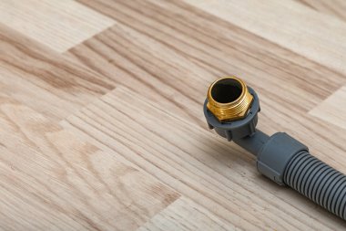 Bulaşık makinesini su sistemine bağlamak için gri plastik PVC boru pirinç kapaklı boru, bir apartmanda bulaşık makinesi kurulumu.