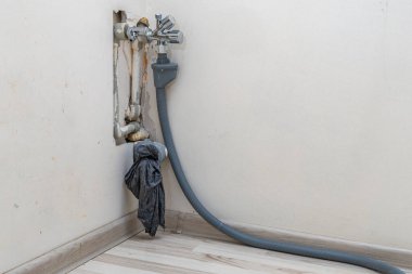 Duvarlardan çıkan borular, lavabo ve bulaşık makinesini bağlamaya hazır tesisat sisteminin yenilenmesi, atık su boşaltma borusu.