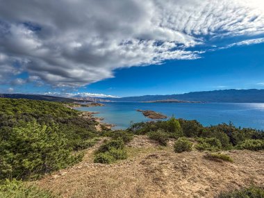 Stolac natürist plajı manzaralı ada manzaralı Rab adasına bakış açısı, Hırvatistan 'daki mutluluk adasında yürüyüş yolları