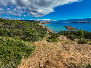 Stolac natürist plajı manzaralı ada manzaralı Rab adasına bakış açısı, Hırvatistan 'daki mutluluk adasında yürüyüş yolları