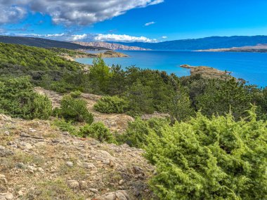 Stolac natürist plajı manzaralı ada manzaralı Rab adasına bakış açısı, Hırvatistan 'daki mutluluk adasında yürüyüş yolları