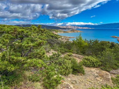 Stolac natürist plajı manzaralı ada manzaralı Rab adasına bakış açısı, Hırvatistan 'daki mutluluk adasında yürüyüş yolları